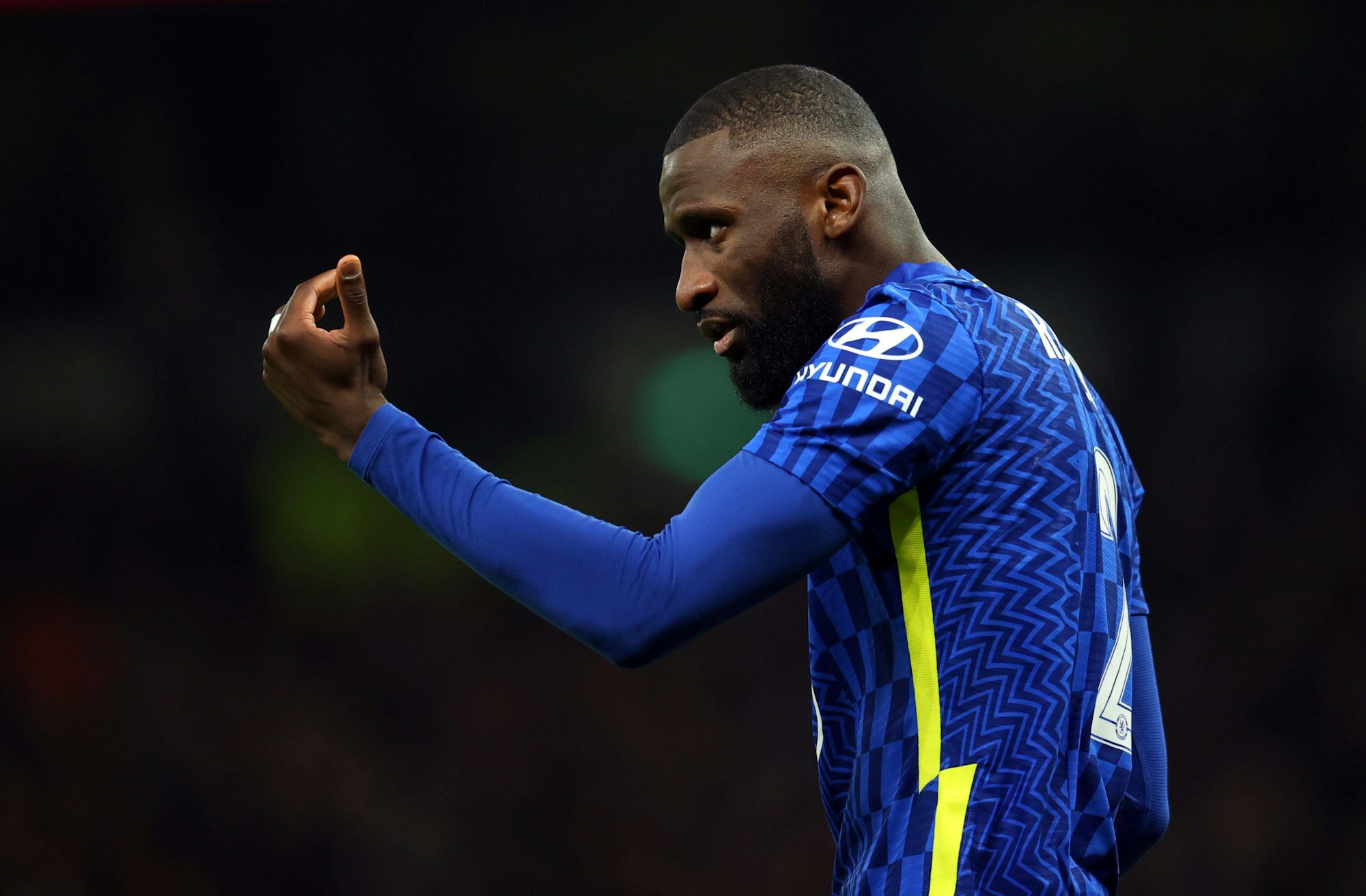Antonio Rüdiger gestikuliert.