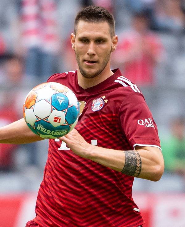 Niklas Süle von Bayern München spielt den Ball.