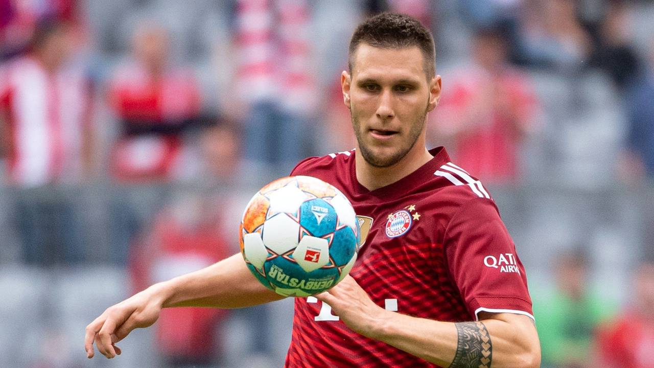 Niklas Süle von Bayern München spielt den Ball.