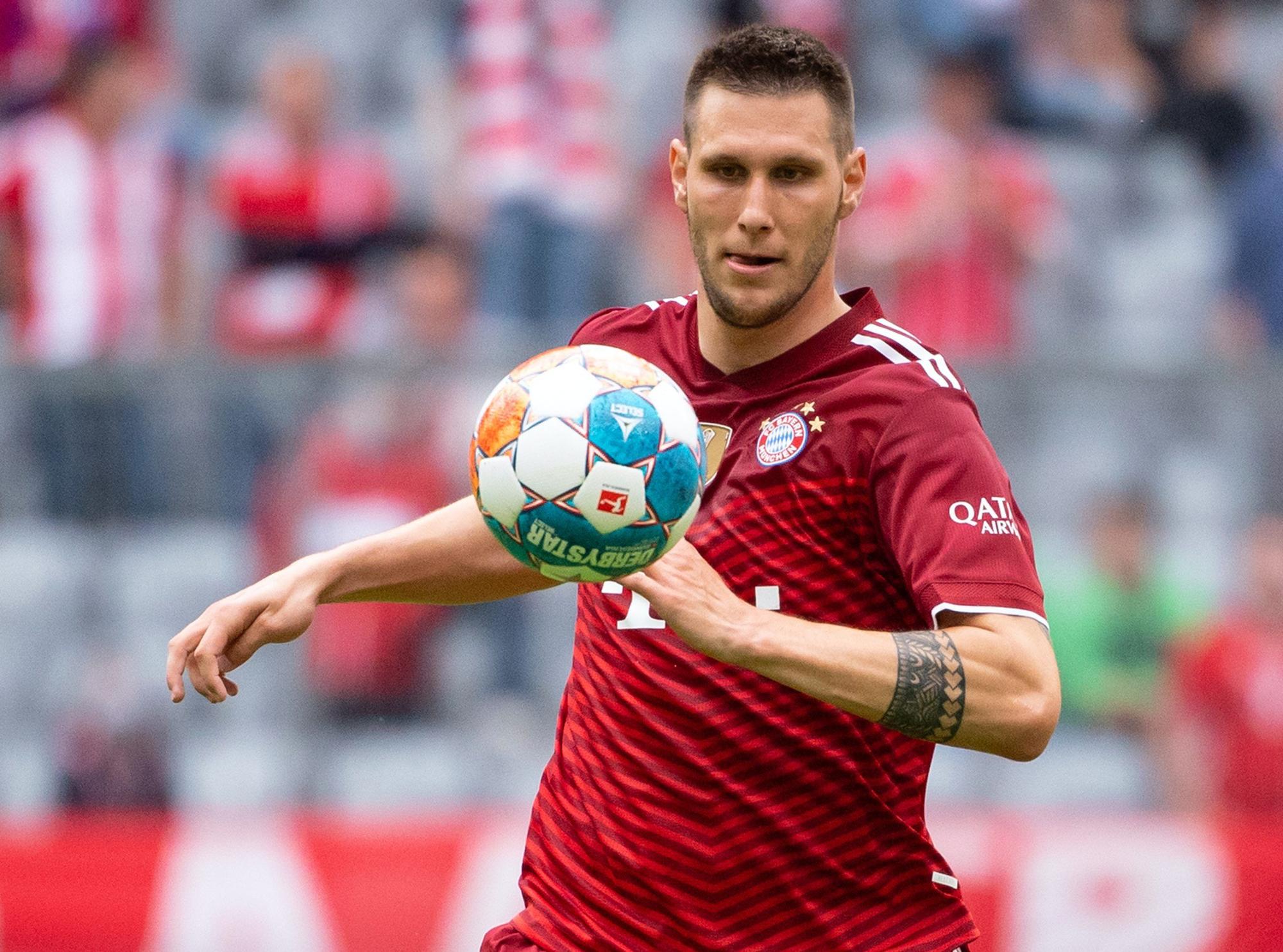 Niklas Süle von Bayern München spielt den Ball.