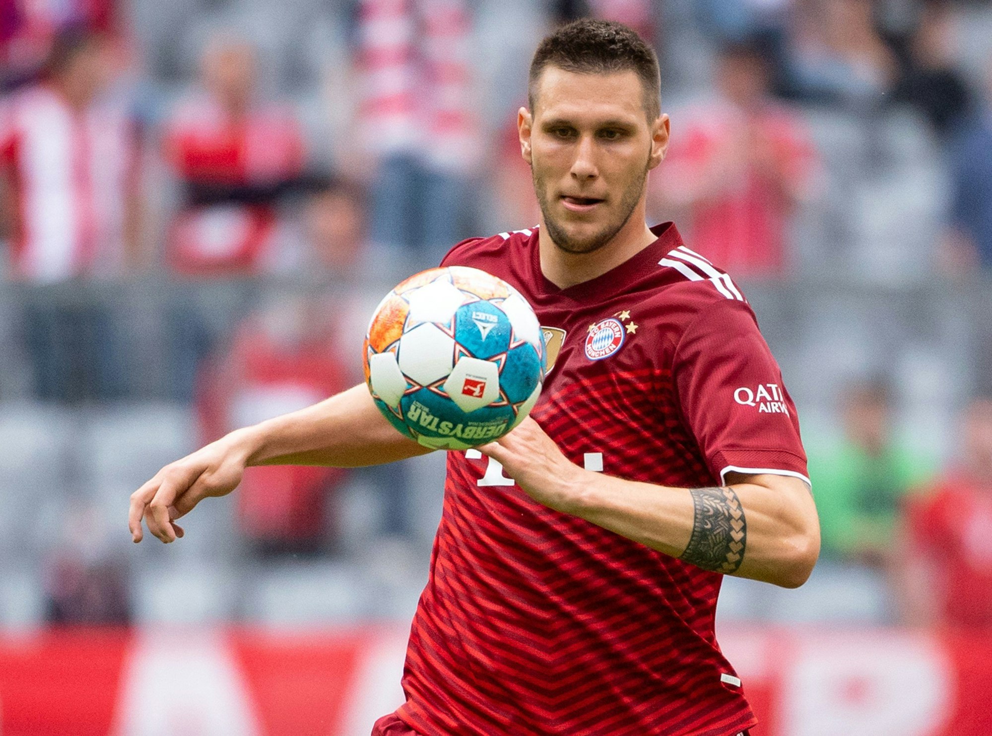 Niklas Süle von Bayern München spielt den Ball.