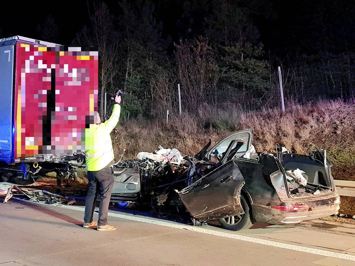 Ein Autowrack liegt an der Unfallstelle auf der Autobahn 9 zwischen Klein Marzehns und Niemegk (Landkreis Potsdam-Mittelmark) in Fahrtrichtung Potsdam. Beim Zusammenstoß eines Autos mit einem Lastwagen ist ein Autofahrer ums Leben gekommen.