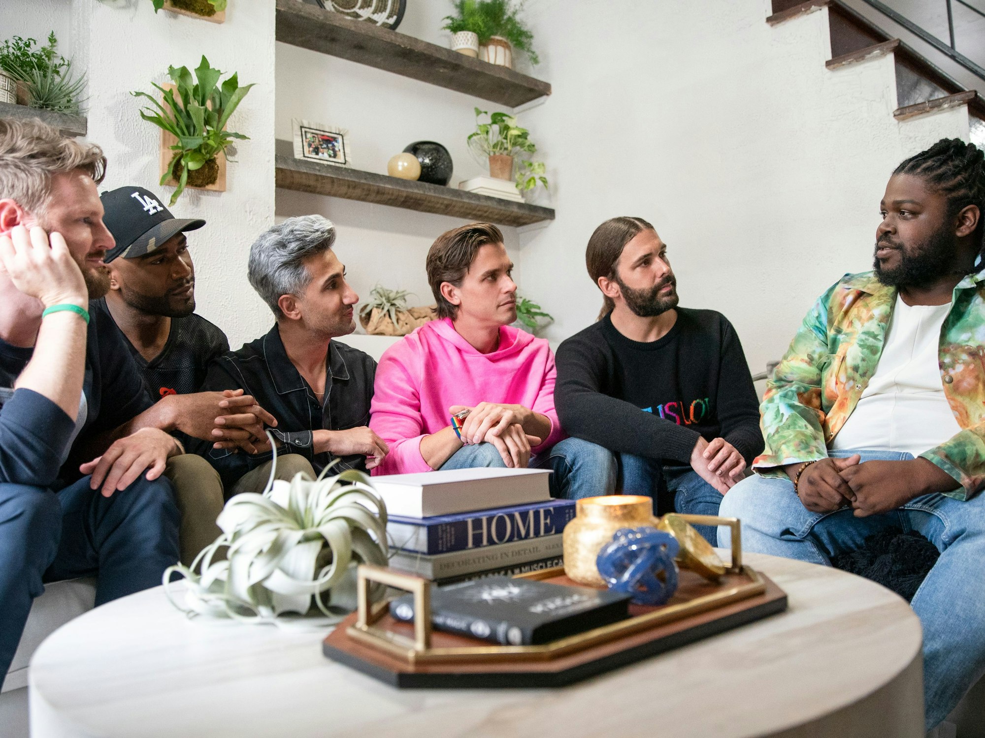Bobby Berk (l-r), Karamo Brown, Tan Frances, Antoni Porowski, Jonathan Van Ness und Tyreek Wanamaker in der Folge 504 der Sendung „Queer Eye“ (undatierte Aufnahme).