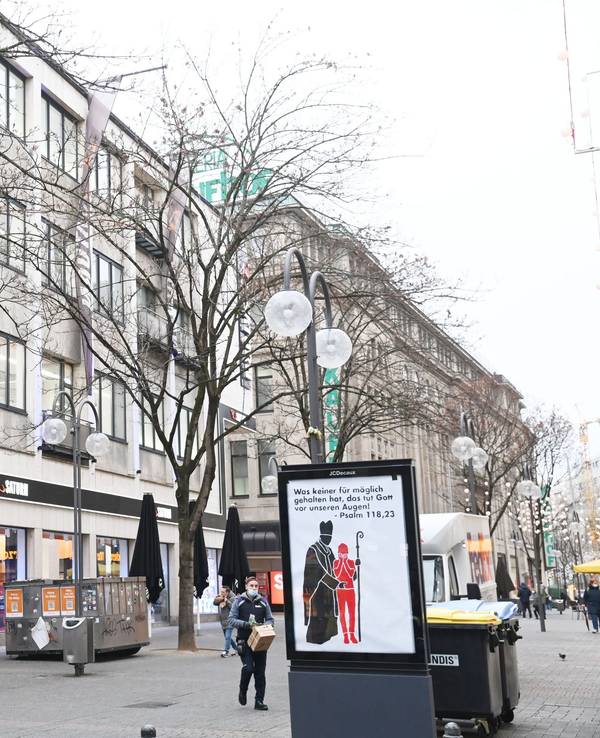 Auf der Ecke Gürzenichstraße / Große Sandkaule steht ein Plakat gegen Missbrauch in der Katholischen Kirche.