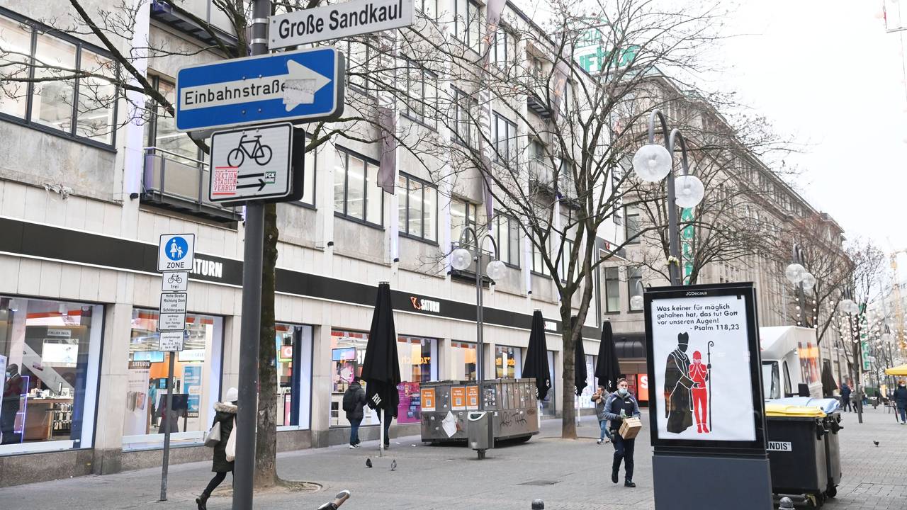 Auf der Ecke Gürzenichstraße / Große Sandkaule steht ein Plakat gegen Missbrauch in der Katholischen Kirche.