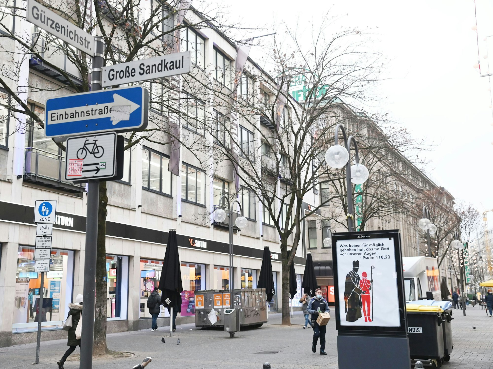 Auf der Ecke Gürzenichstraße / Große Sandkaule steht ein Plakat gegen Missbrauch in der Katholischen Kirche.