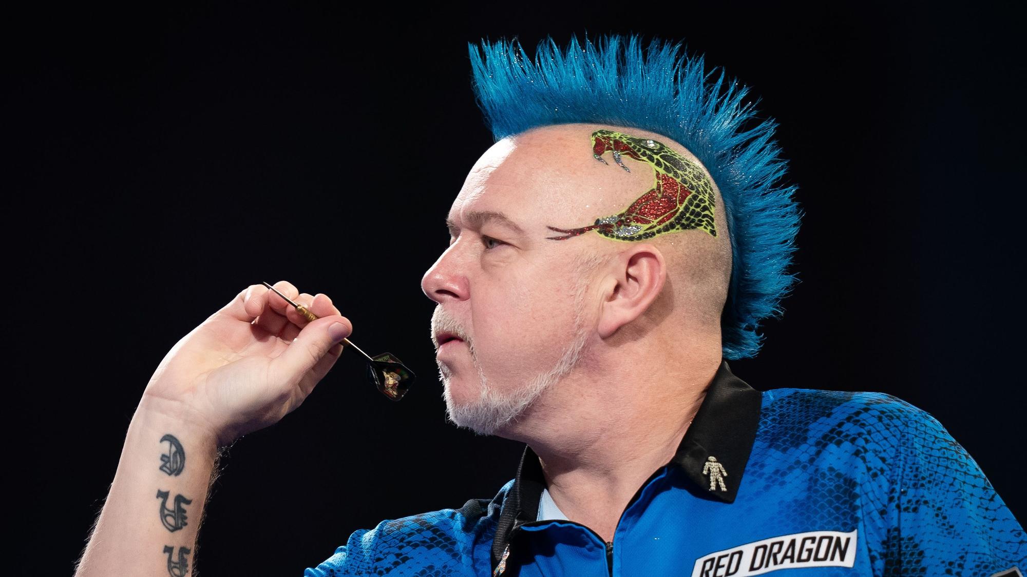 Peter Wright wirft einen Darts-Pfeil