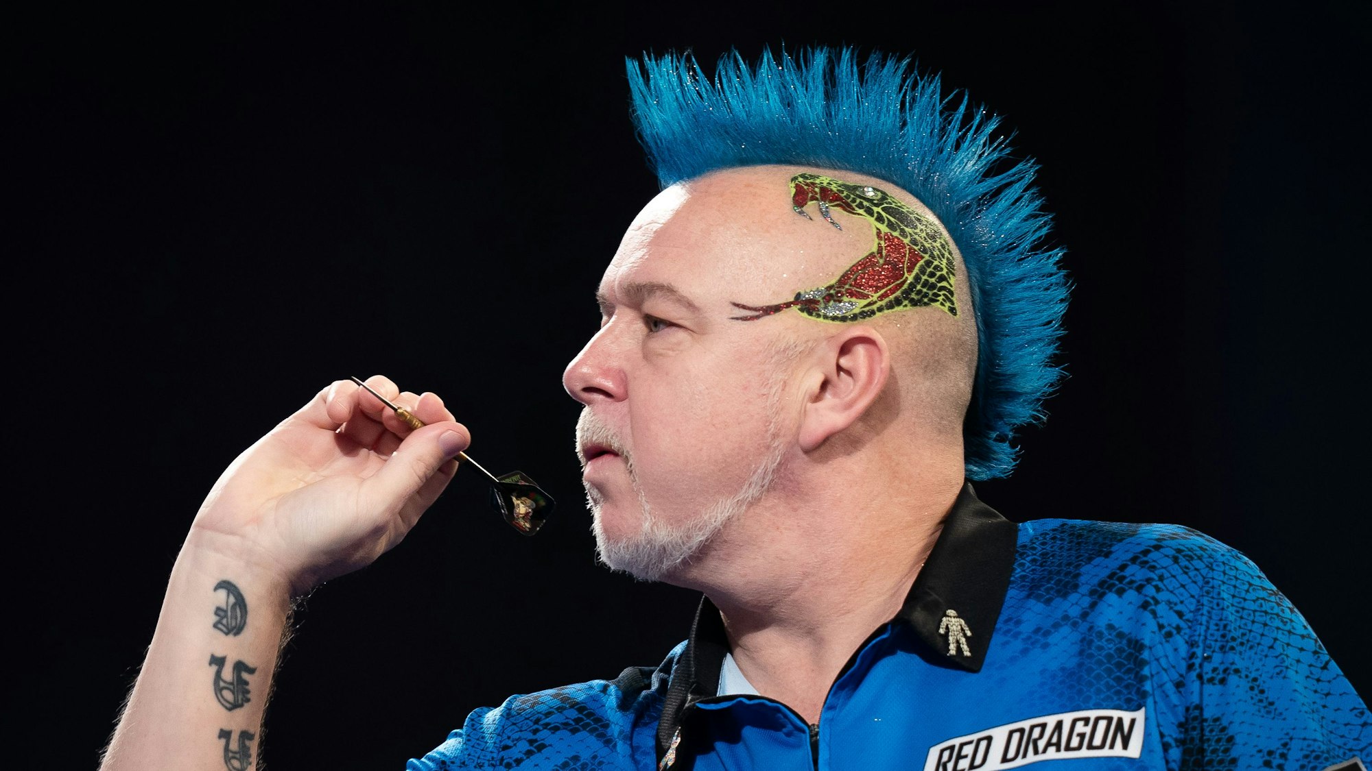 Peter Wright wirft einen Darts-Pfeil