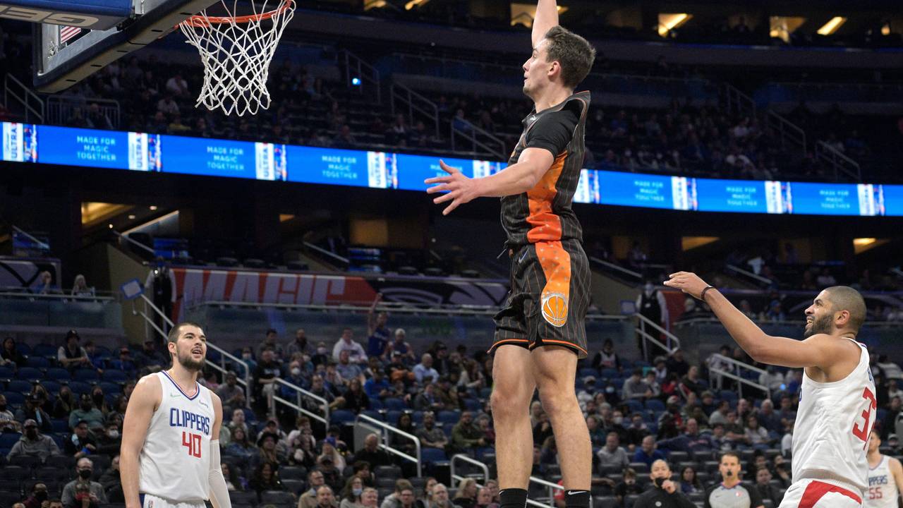 Franz Wagner setzt zum Dunk an.