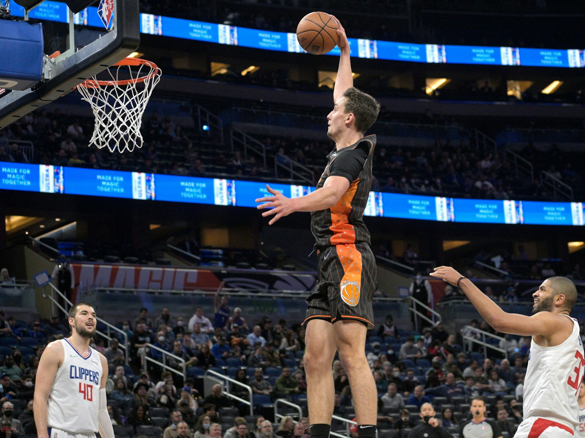 Franz Wagner setzt zum Dunk an.
