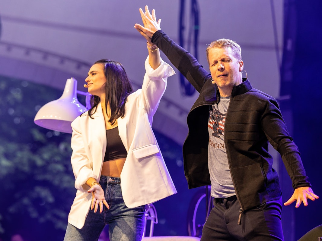 Comedian Oliver Pocher und seine Frau Amira Pocher treten mit ihrem Programm „Die Pochers“ auf der Gilde Parkbühne auf. Das Foto entstand am 3. Juni 2021.