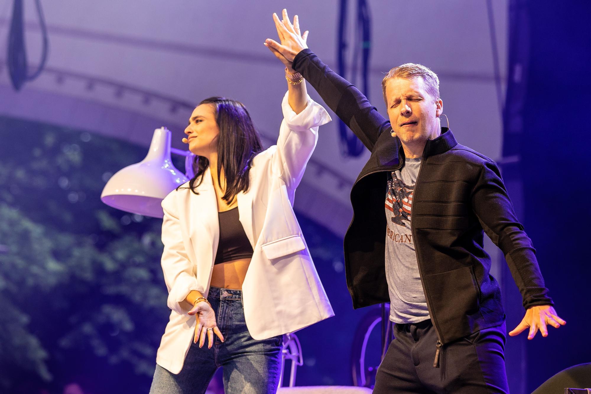Comedian Oliver Pocher und seine Frau Amira Pocher treten mit ihrem Programm „Die Pochers“ auf der Gilde Parkbühne auf. Das Foto entstand am 3. Juni 2021.
