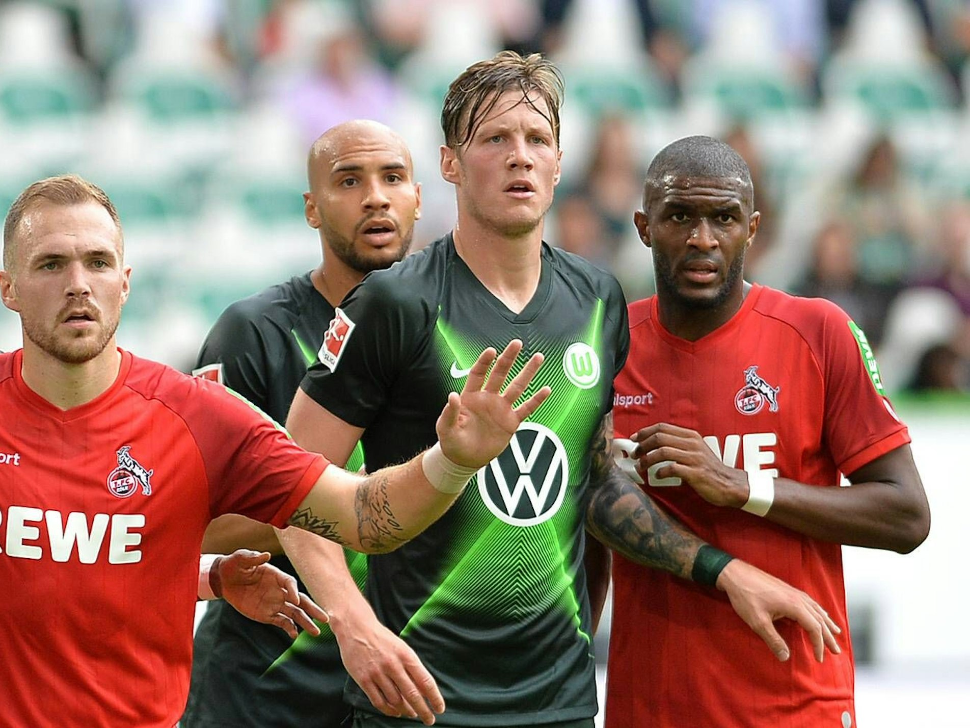 Anthony Modeste und Wout Weghorst erwarten eine Ecke.