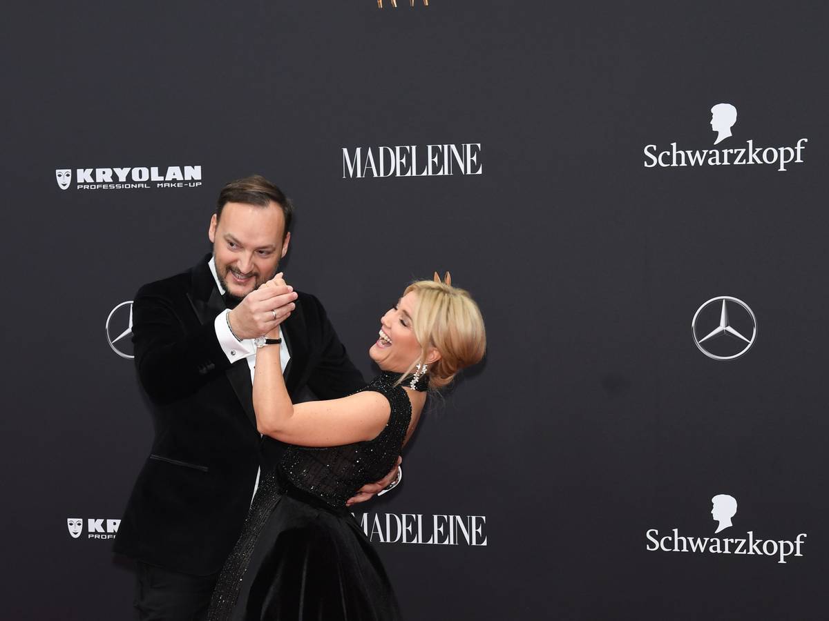 Jennifer Knäble, Moderatorin, und ihr Mann Felix Moese auf dem roten Teppich der 71. Bambi-Verleihung am 21. November 2019.