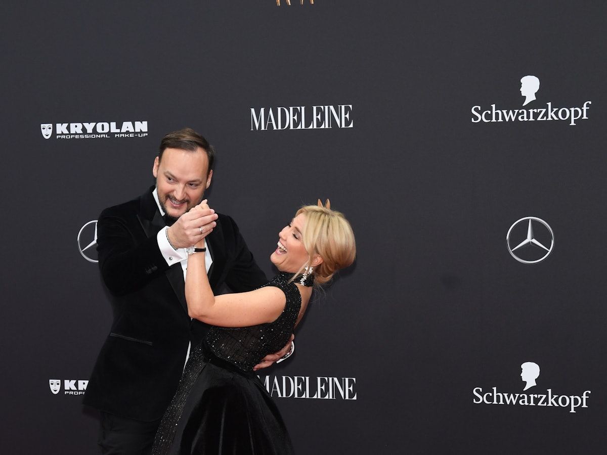 Jennifer Knäble, Moderatorin, und ihr Mann Felix Moese auf dem roten Teppich der 71. Bambi-Verleihung am 21. November 2019.
