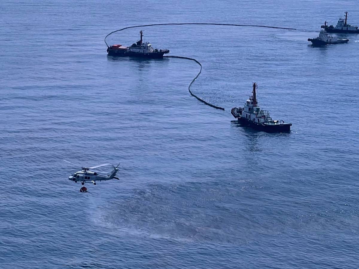 Das Foto vom 27. Januar 2022 zeigt die laufende Reinigung von Rohöl, das durch ein Leck aus einer Unterwasserpipeline der Star Petroleum Refining Public Company Limited im Golf von Thailand in der Nähe von Rayong in den Ozean fließt.