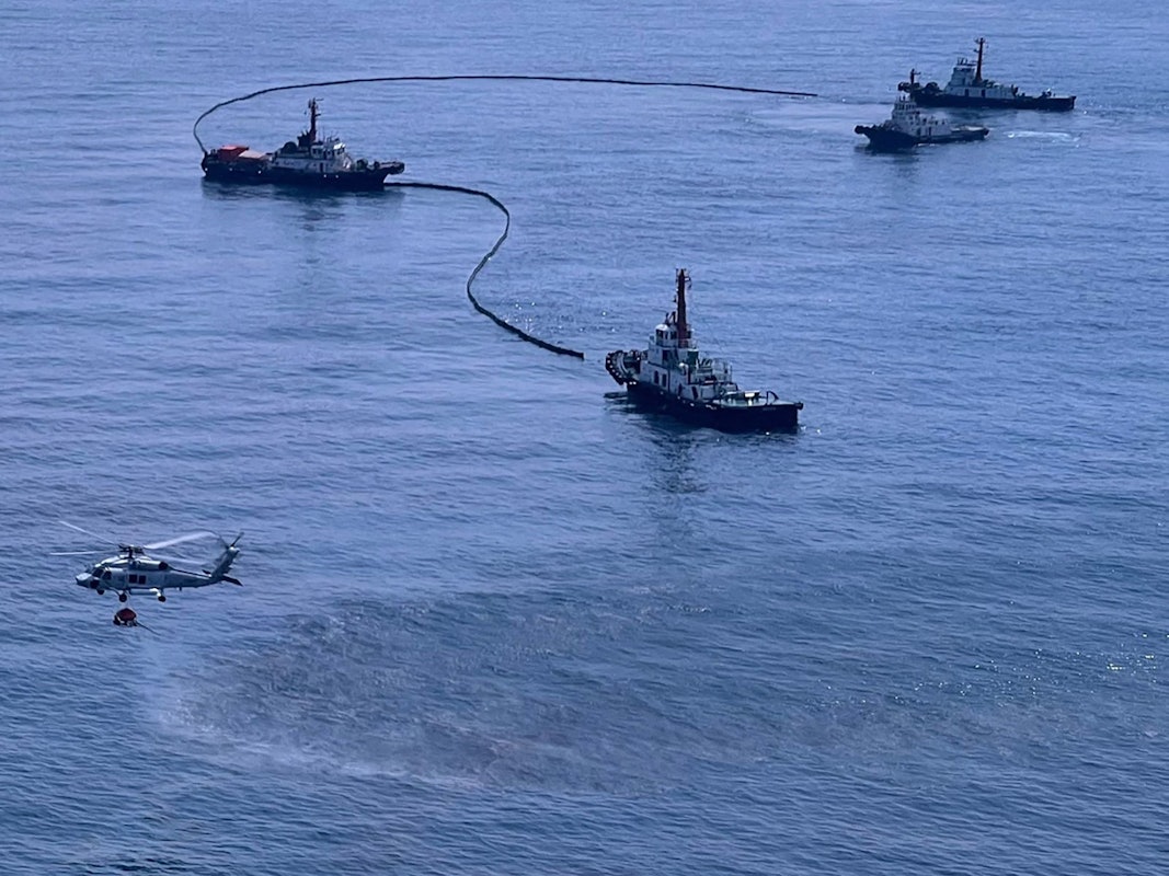 Das Foto vom 27. Januar 2022 zeigt die laufende Reinigung von Rohöl, das durch ein Leck aus einer Unterwasserpipeline der Star Petroleum Refining Public Company Limited im Golf von Thailand in der Nähe von Rayong in den Ozean fließt.