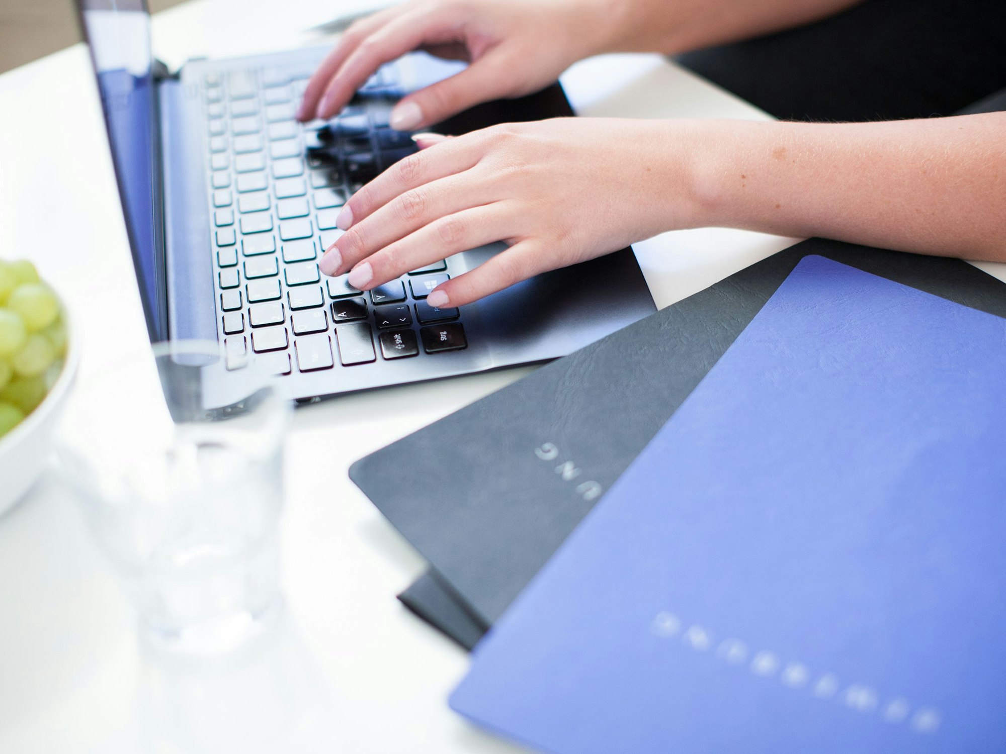 Eine Frau schreibt eine Bewerbung am Laptop. Symbolbild vom 7. September 2016.