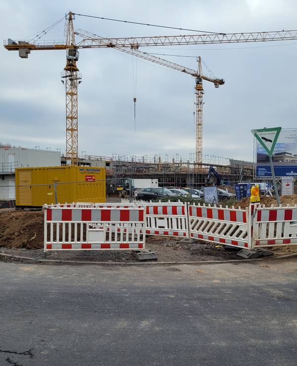 Eine Baustelle an einer Kreuzung.