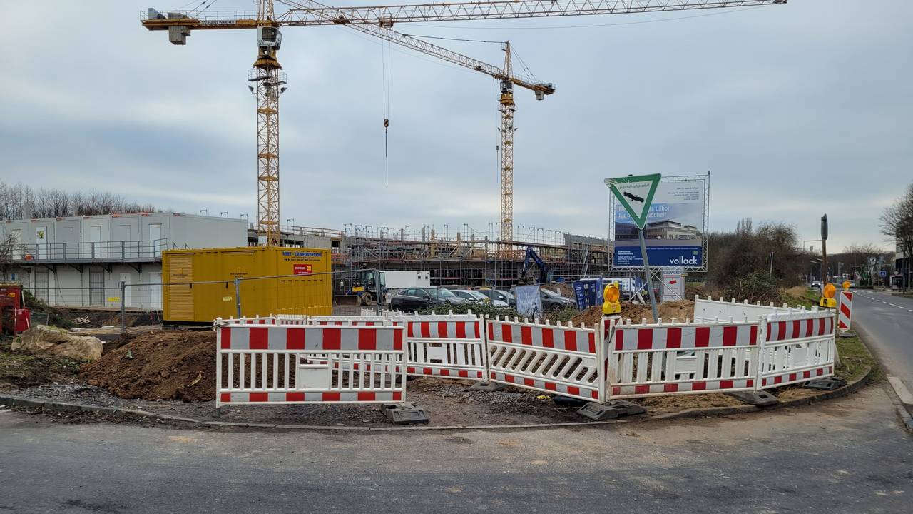 Eine Baustelle an einer Kreuzung.