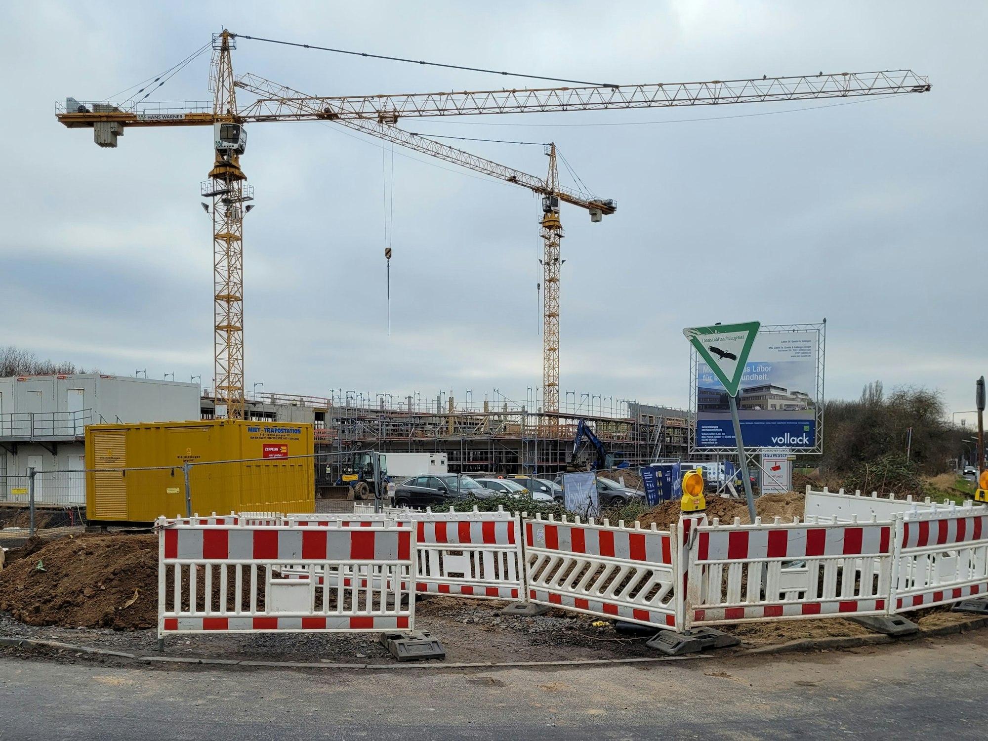 Eine Baustelle an einer Kreuzung.