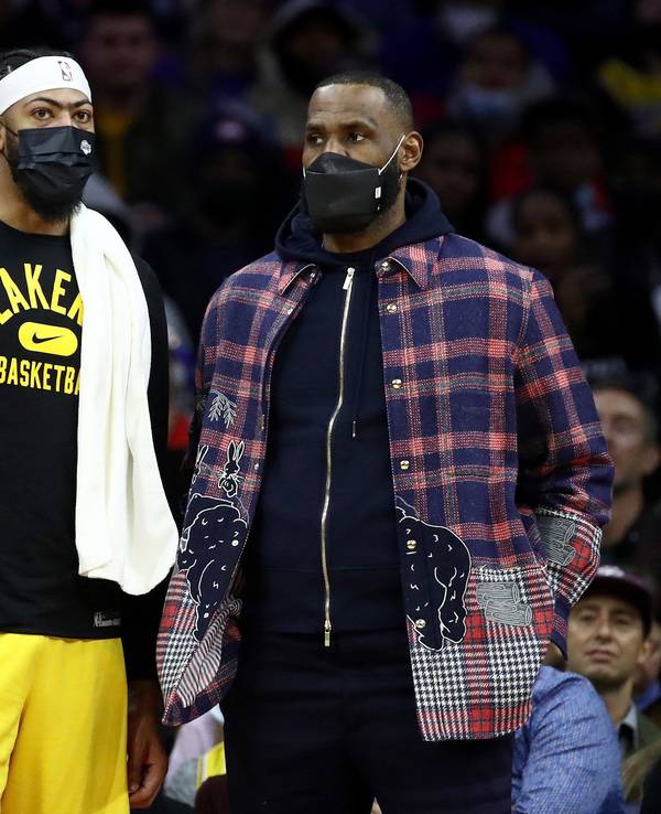 Anthony Davis und LeBron James stehen am Spielfeldrand.