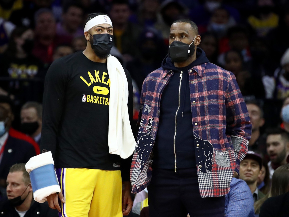 Anthony Davis und LeBron James stehen am Spielfeldrand.