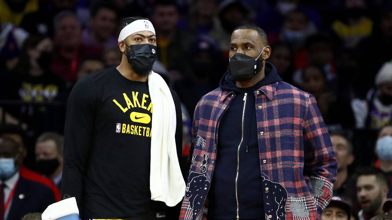 Anthony Davis und LeBron James stehen am Spielfeldrand.