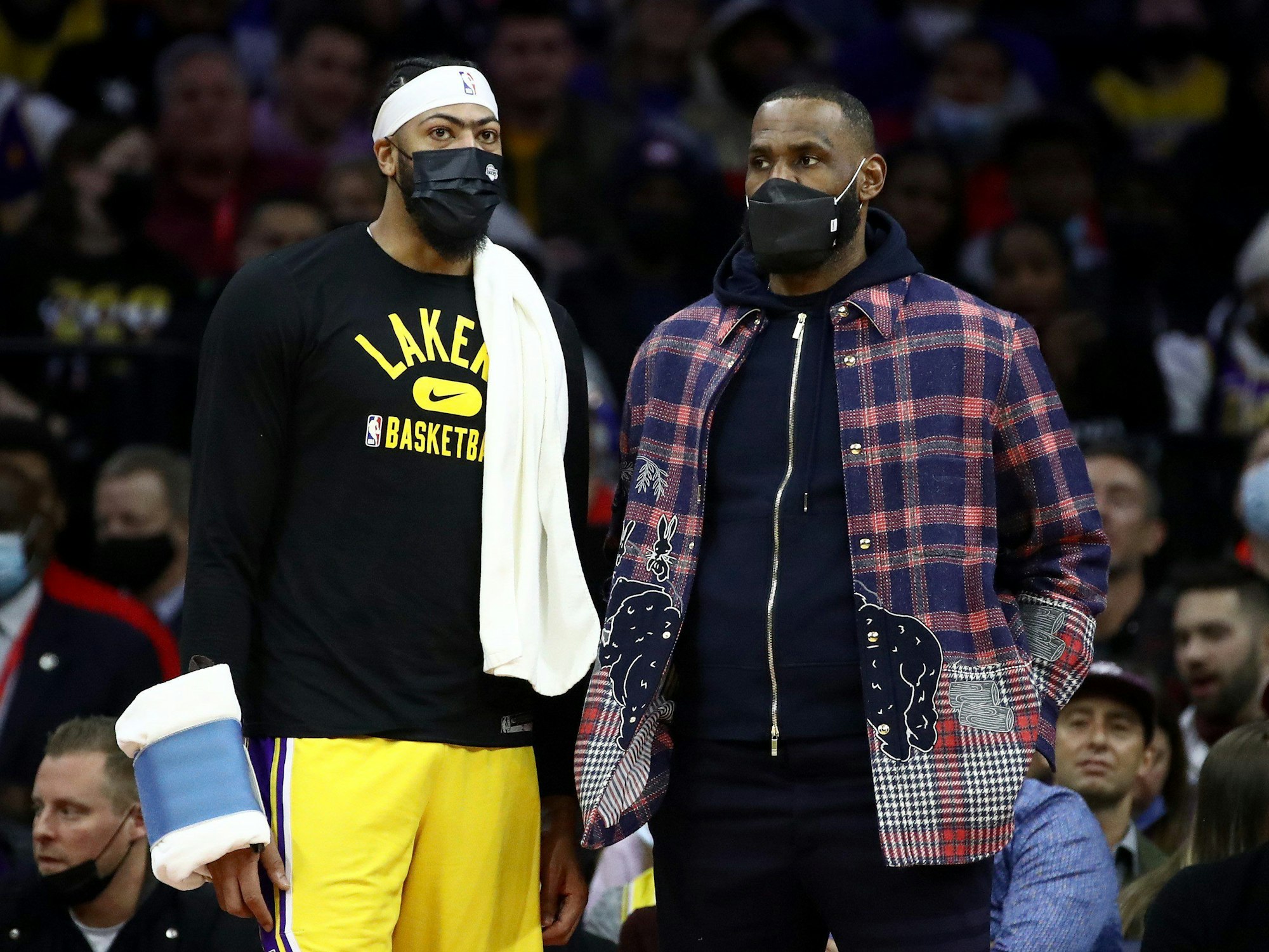 Anthony Davis und LeBron James stehen am Spielfeldrand.