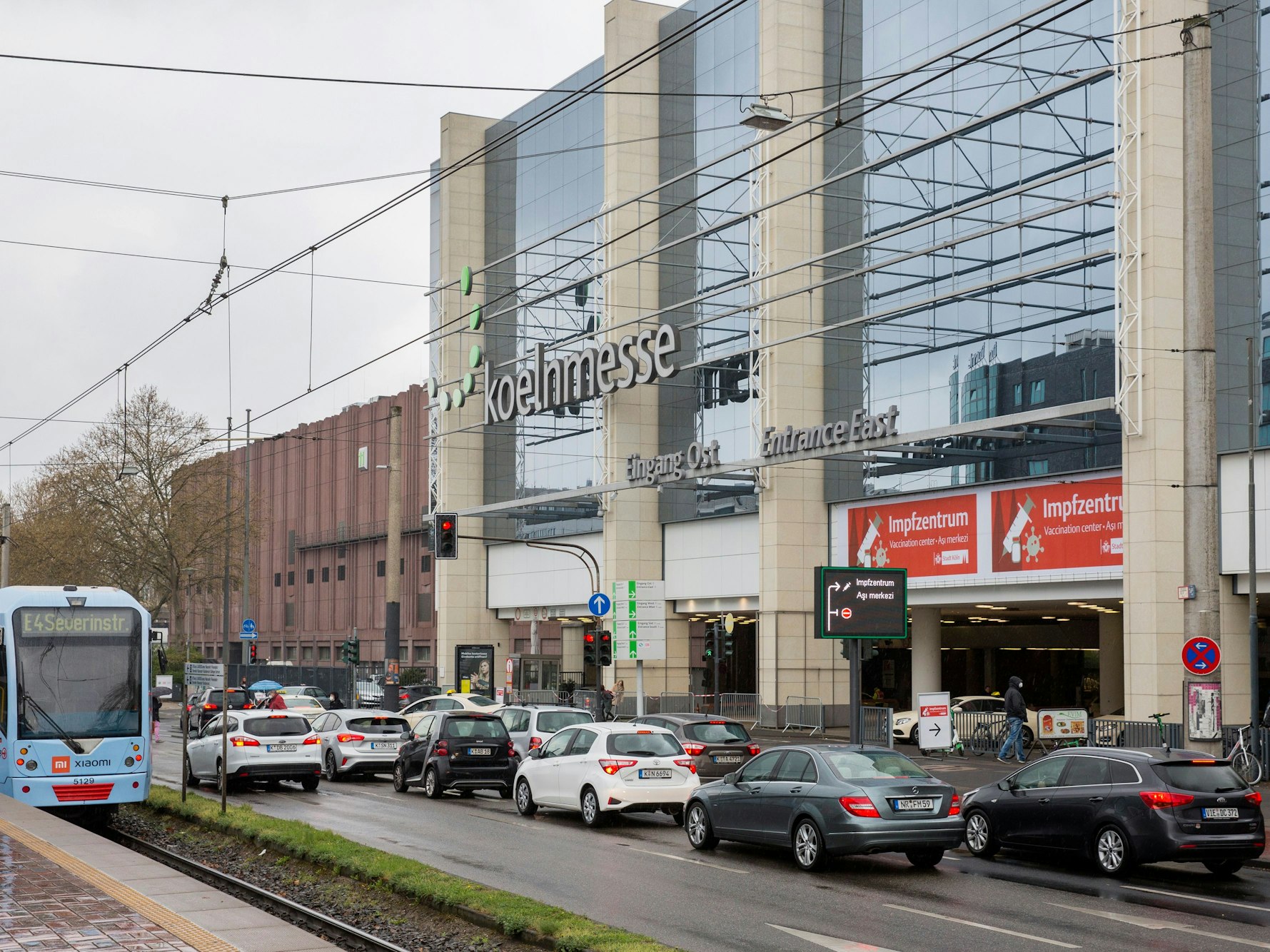 Autos stehen vor dem Ost-Eingang der Koelnmesse am 10. April 2021.