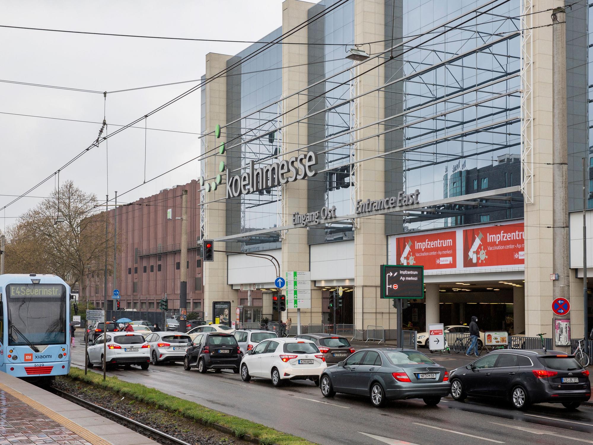 Autos stehen vor dem Ost-Eingang der Koelnmesse am 10. April 2021.