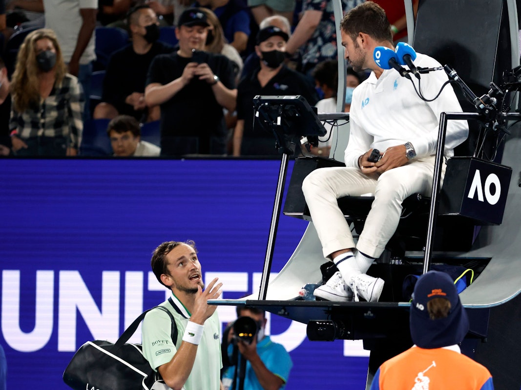 Daniil Medwedew diskutiert mit dem Schiedsrichter