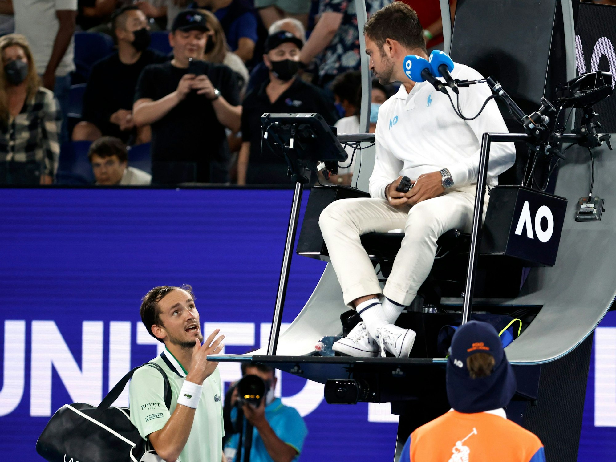 Daniil Medwedew diskutiert mit dem Schiedsrichter