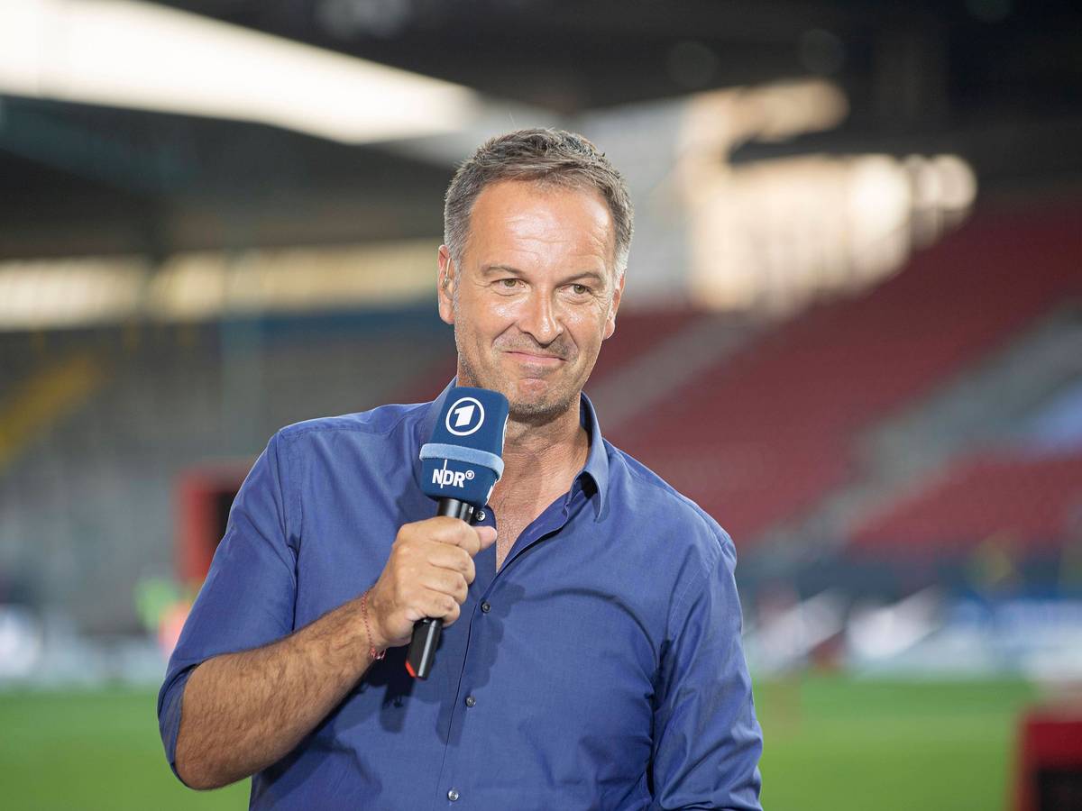 Claus Lufen mit dem ARD-Mikrofon in der Hand.