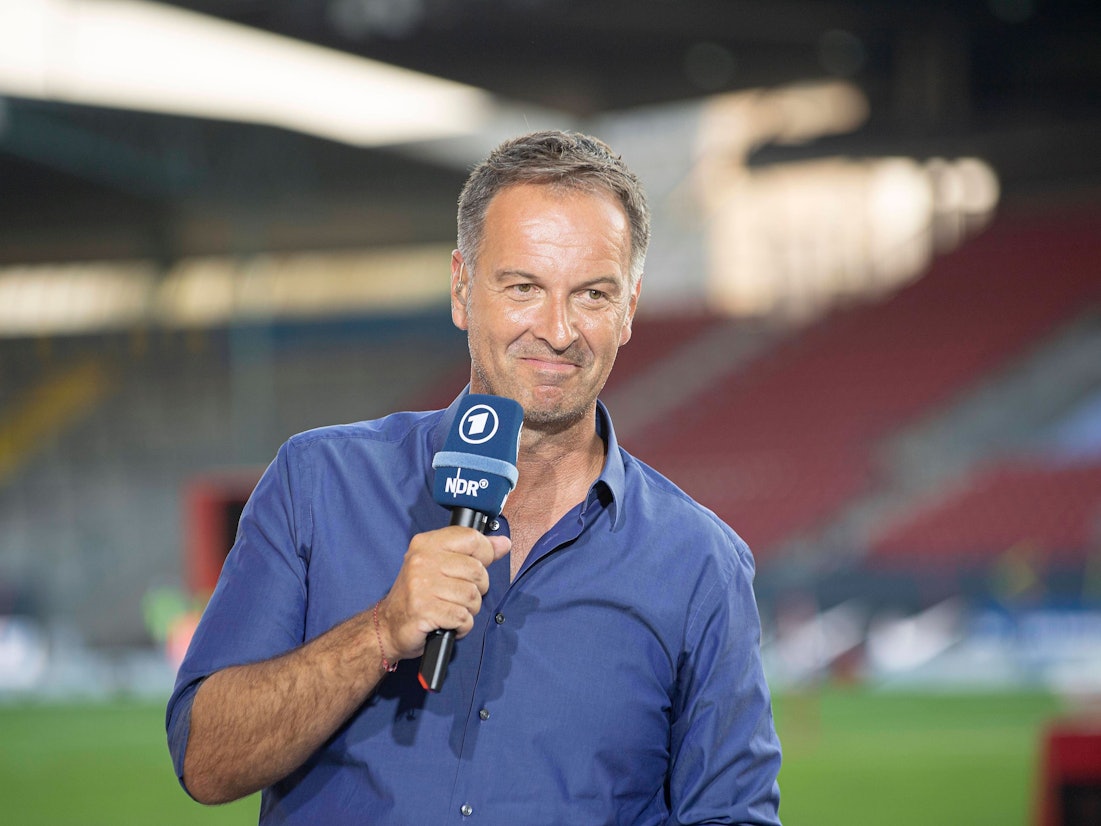 Claus Lufen mit dem ARD-Mikrofon in der Hand.