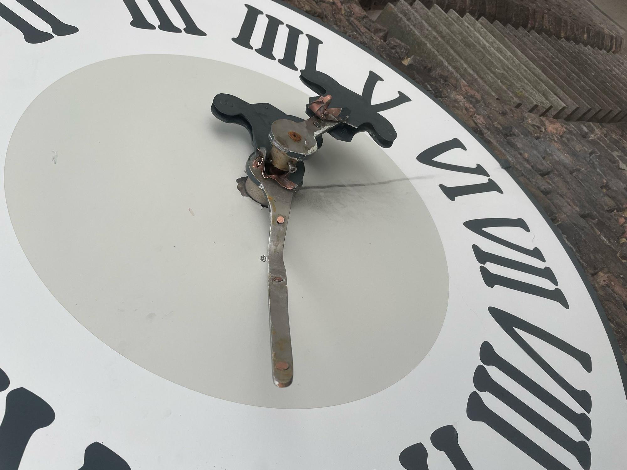 Beschädigte Kirchturmuhr in Kleve