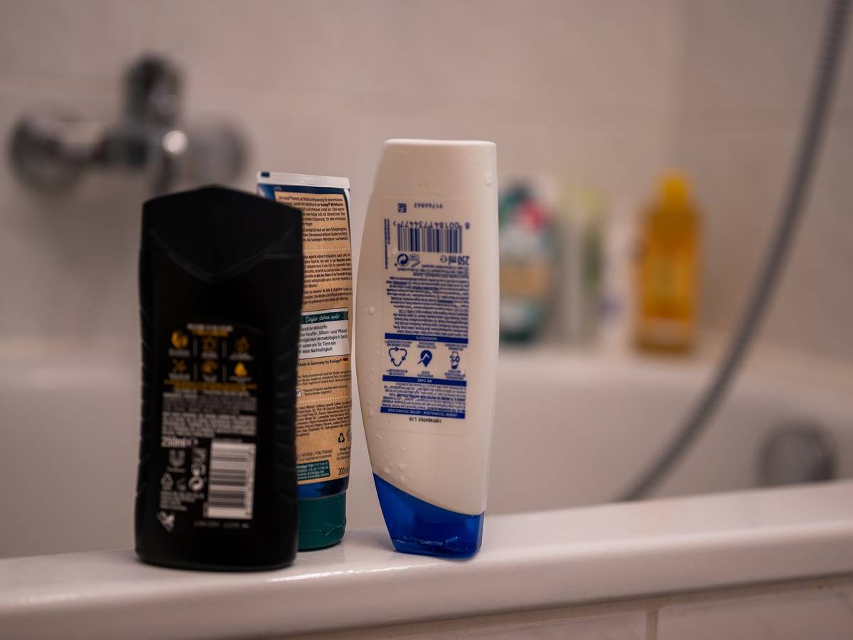 Aus leeren Shampooflaschen lässt sich ein geniales Tool basteln – in wenigen Schritten.