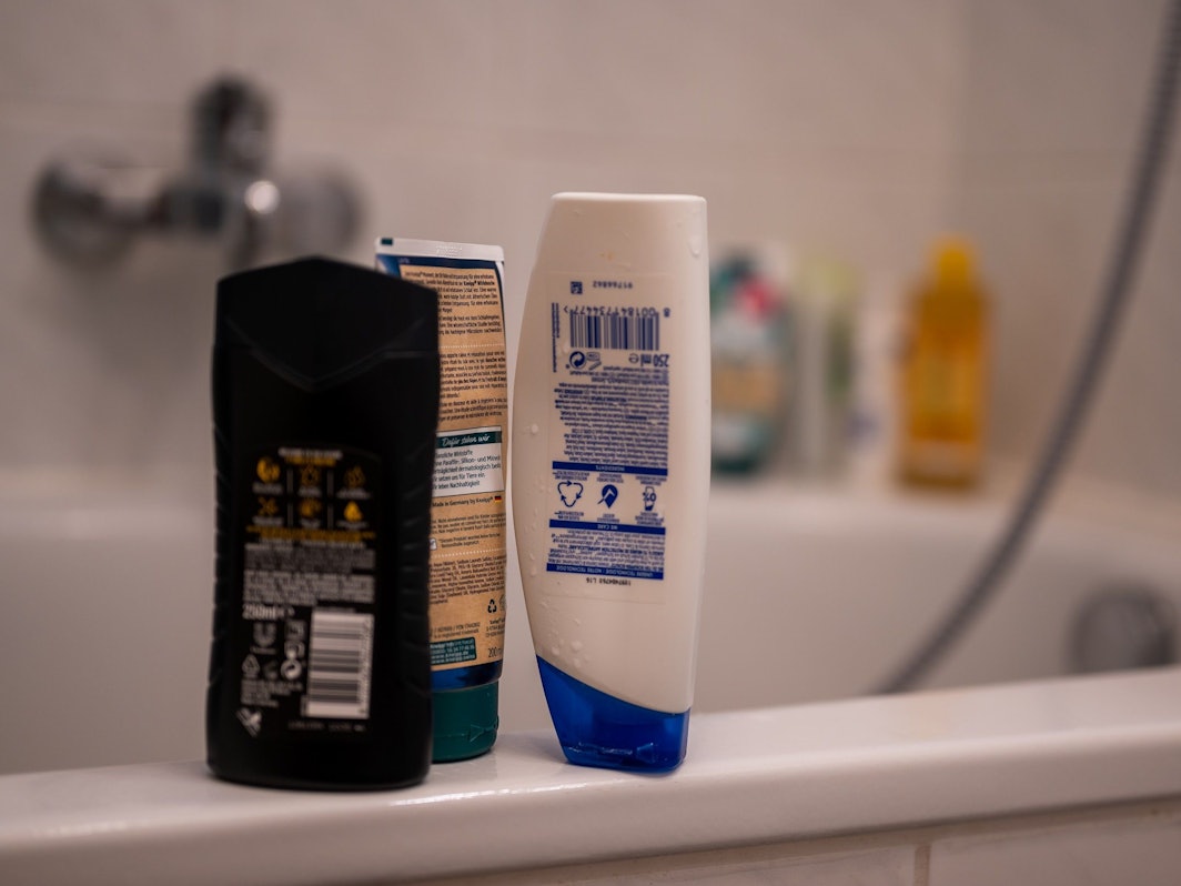 Aus leeren Shampooflaschen lässt sich ein geniales Tool basteln – in wenigen Schritten.