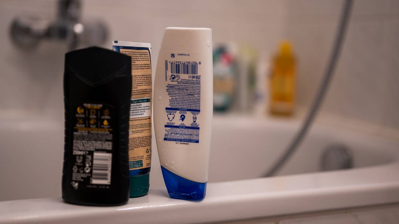 Aus leeren Shampooflaschen lässt sich ein geniales Tool basteln – in wenigen Schritten.