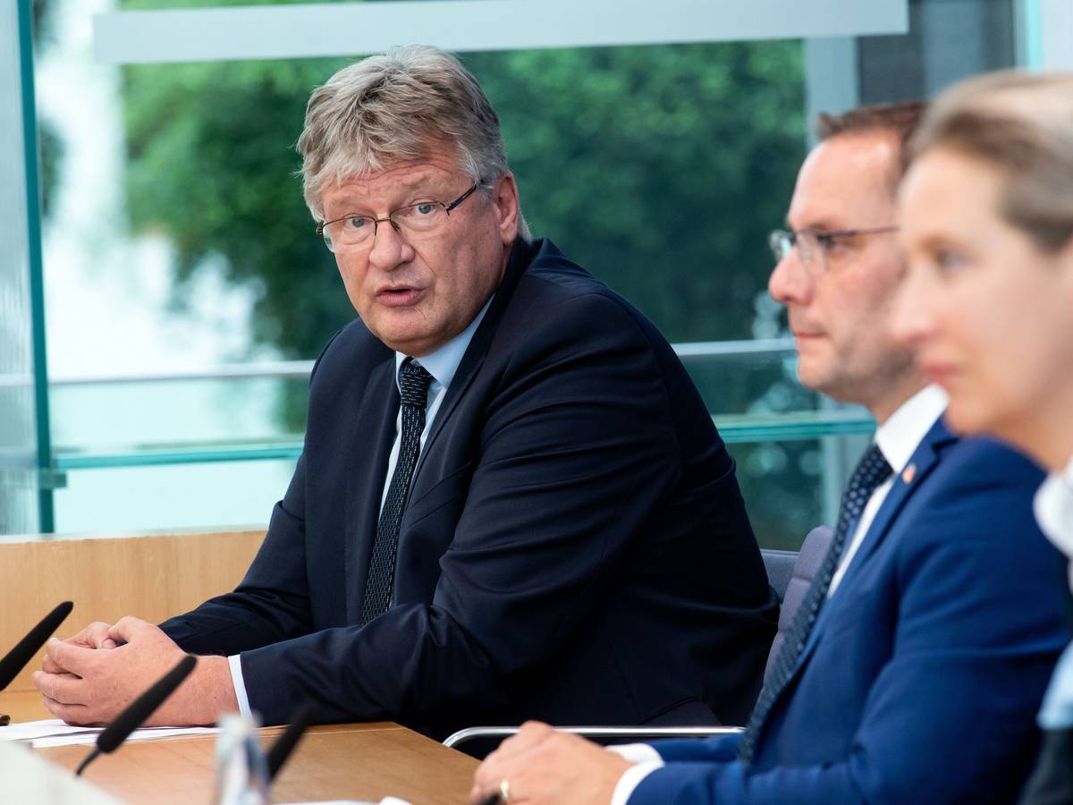 Tino Chrupalla (M) und Alice Weidel, sowie Jörg Meuthen, Bundessprecher der AfD, sitzen in einer Bundespressekonferenz in Berlin. Foto vom 27. September 2021.