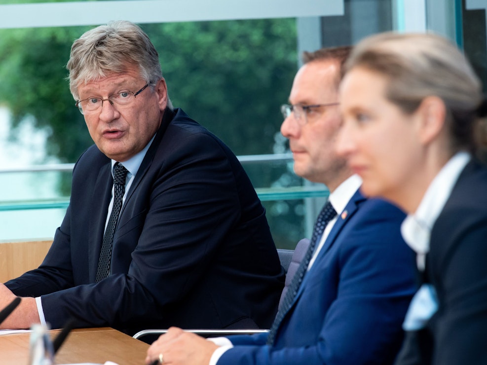 Tino Chrupalla (M) und Alice Weidel, sowie Jörg Meuthen, Bundessprecher der AfD, sitzen in einer Bundespressekonferenz in Berlin. Foto vom 27. September 2021.