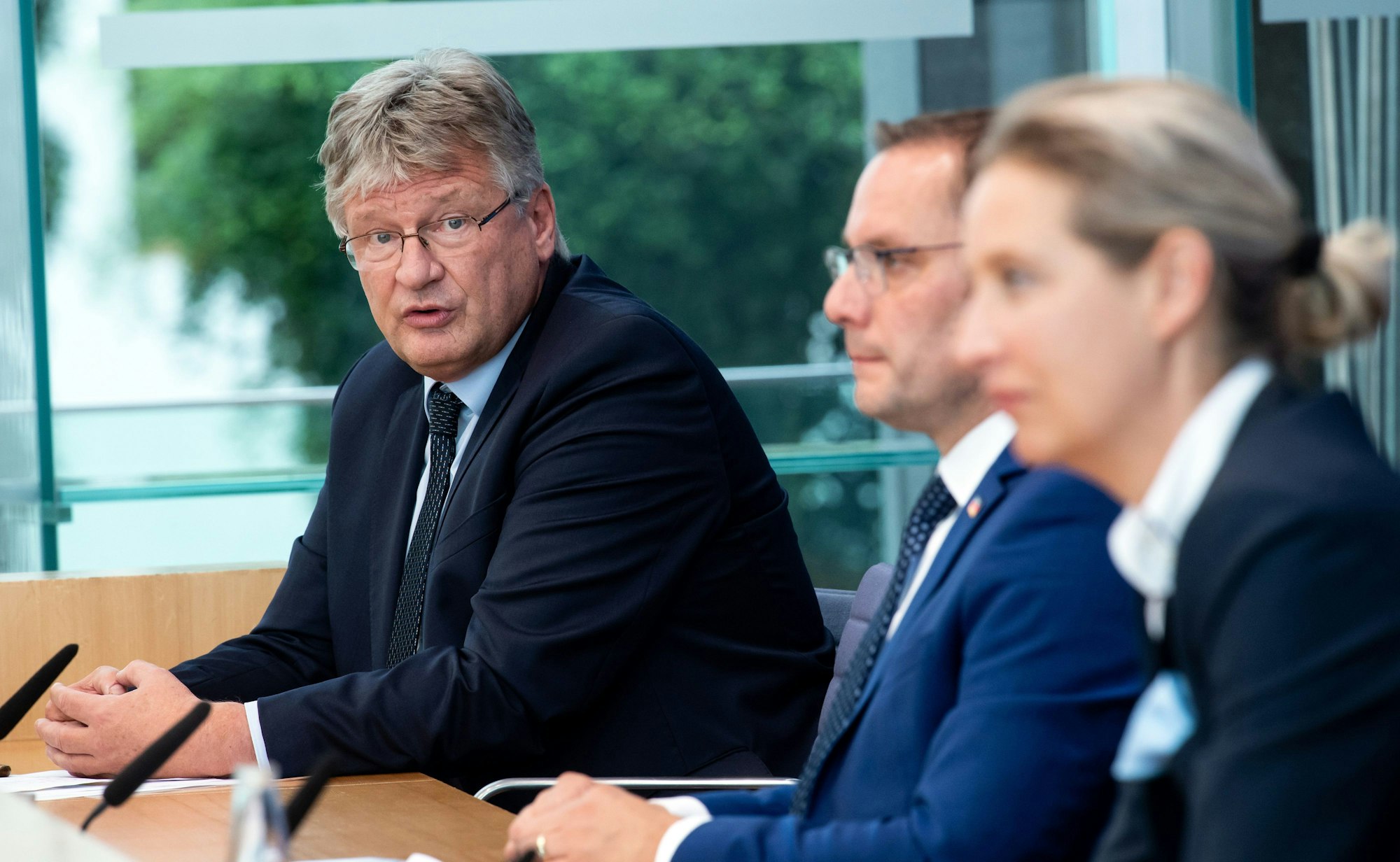 Tino Chrupalla (M) und Alice Weidel, sowie Jörg Meuthen, Bundessprecher der AfD, sitzen in einer Bundespressekonferenz in Berlin. Foto vom 27. September 2021.