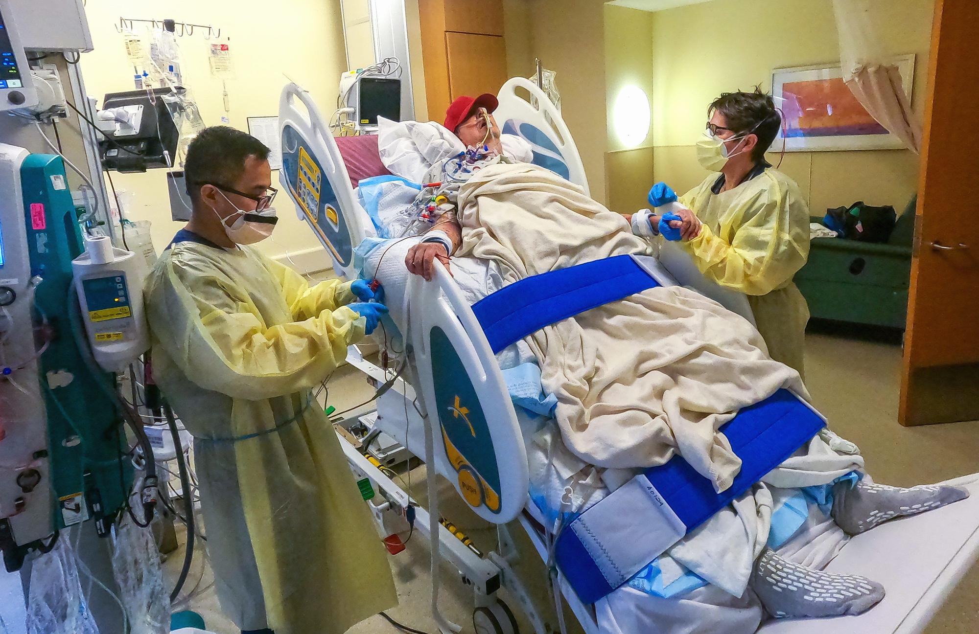 David Bennett mit Physiotherapeuten in Baltimore am 21. Januar 2022. Der Patient, dem weltweit erstmals ein Schweineherz als Ersatzorgan eingesetzt wurde, macht seinen Ärzten zufolge weiter gute Fortschritte.