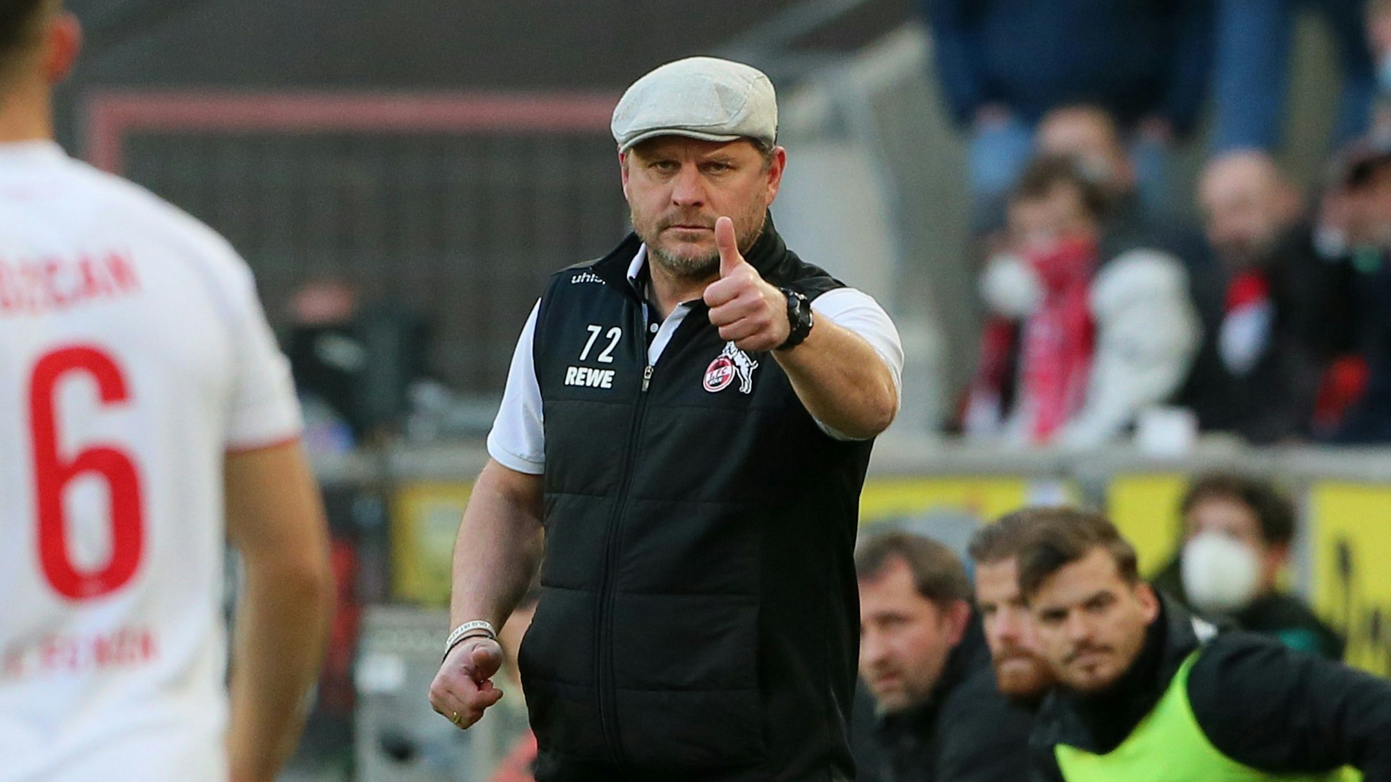 Steffen Baumgart steht am Spielfeldrand und hebt den Daumen