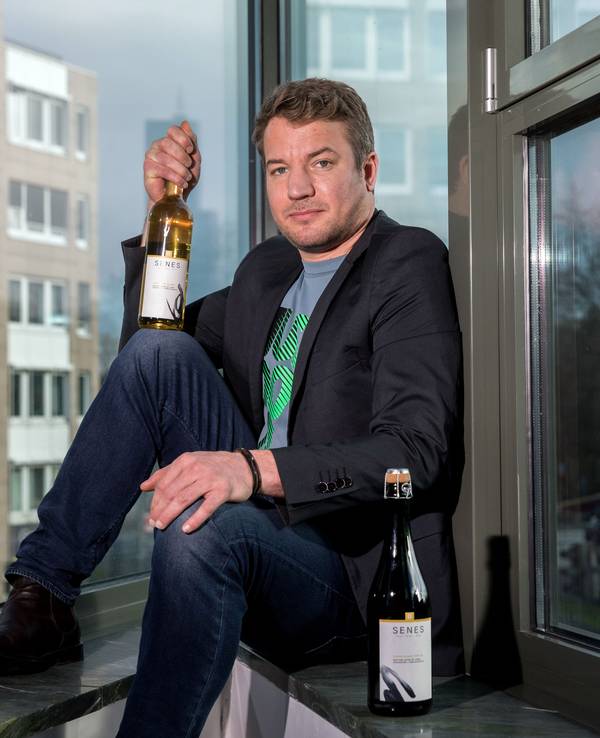 Der Kölner Gründer Christian Huettl mit zwei seiner Weine.