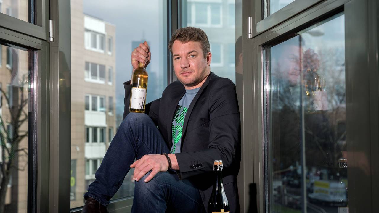 Der Kölner Gründer Christian Huettl mit zwei seiner Weine.