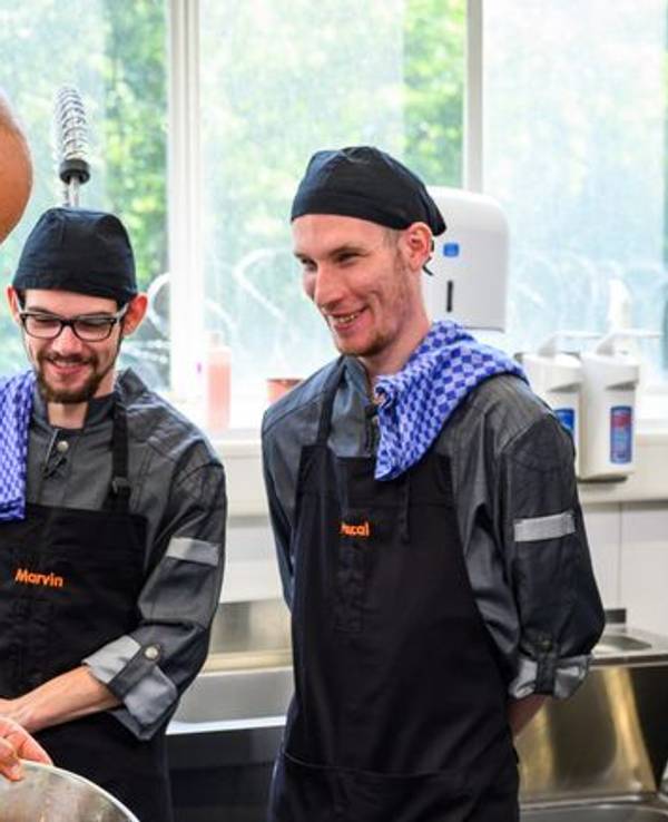 "Die Gruppe sagt, sie würden dich heute nach Hause schicken!" - Pascal (rechts) ist tief getroffen von der Bewertung.