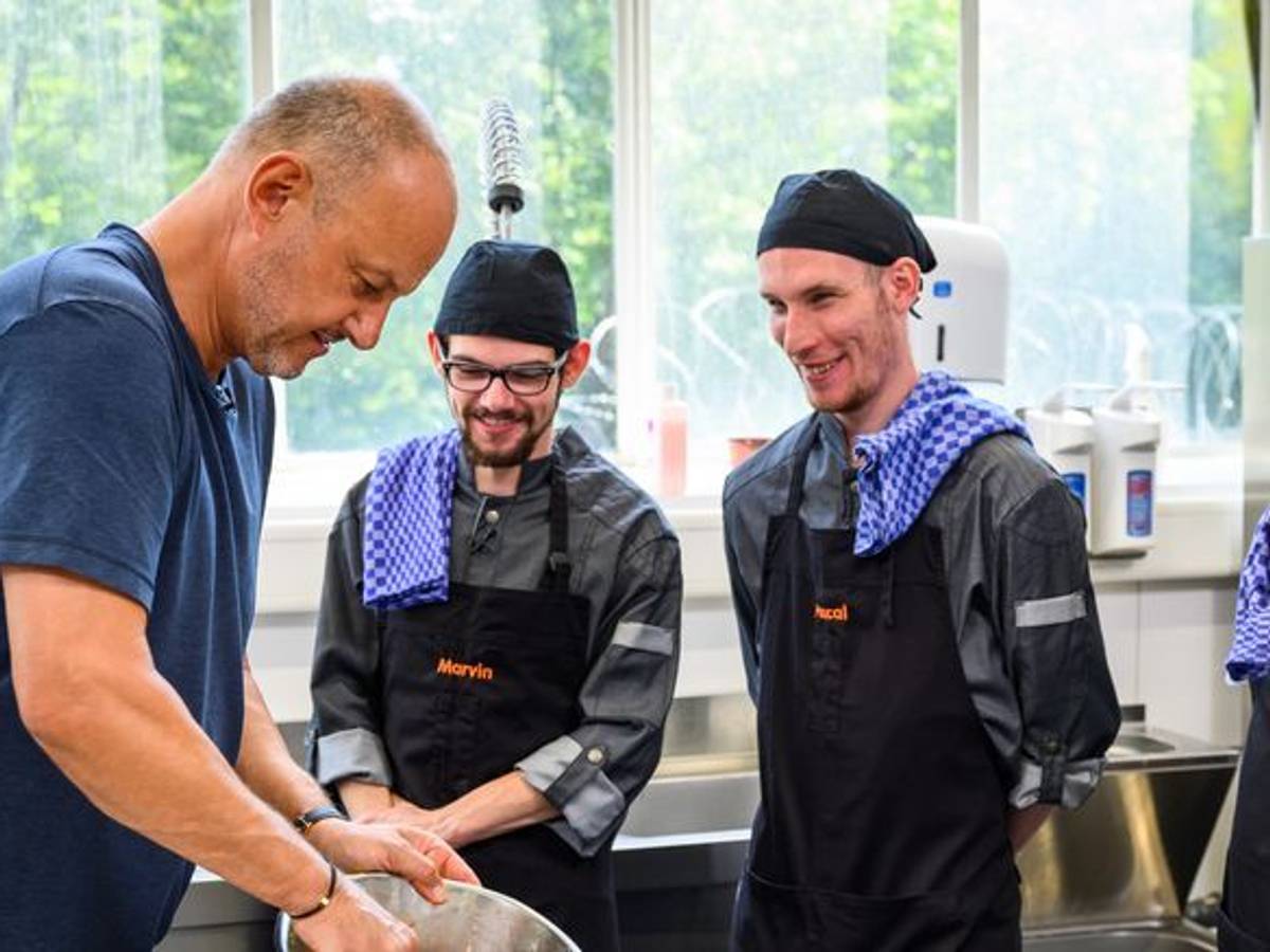 "Die Gruppe sagt, sie würden dich heute nach Hause schicken!" - Pascal (rechts) ist tief getroffen von der Bewertung.