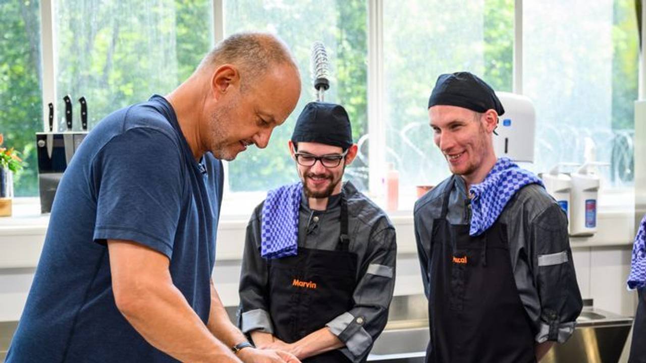 "Die Gruppe sagt, sie würden dich heute nach Hause schicken!" - Pascal (rechts) ist tief getroffen von der Bewertung.