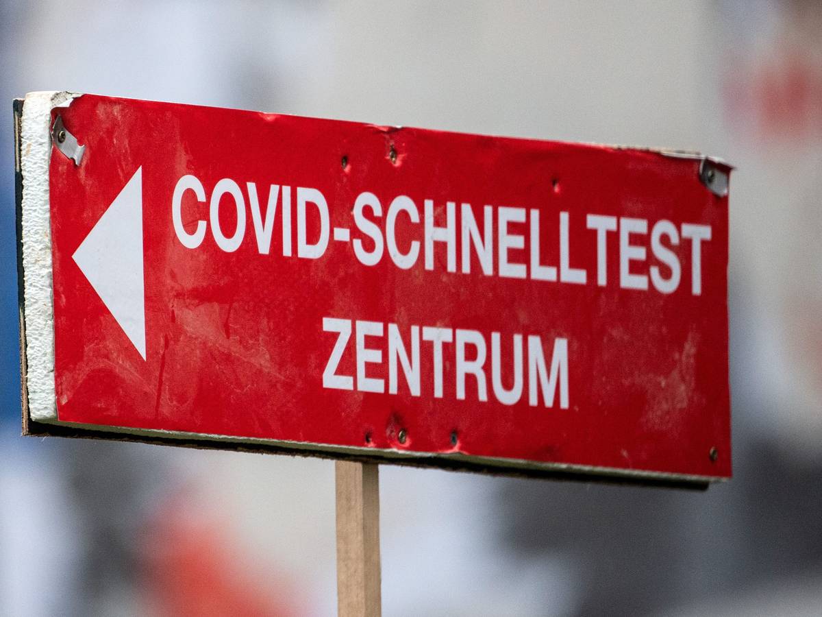 Ein Schild weist den Weg zu einem Corona-Schnelltestzentrum in Köln. Foto vom 27. Januar 2022.